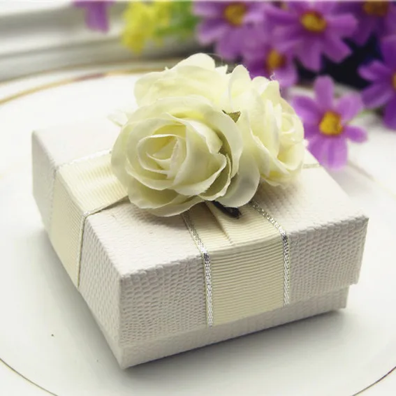 free shipping hard paper deliver with finished silver edge ribbon gift box and ivory flowers , 20 pcs/lot ,BY18082201
free shipping hard paper deliver with finished silver edge ribbon gift box and ivory flowers , 20 pcs/lot ,BY18082201