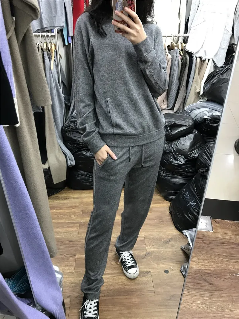 European and American high quality mink two piece set, 2018 autumn and winter knitted wool knitted cashmere knit version suit
European and American high quality mink two piece set, 2018 autumn and winter knitted wool knitted cashmere knit version suit