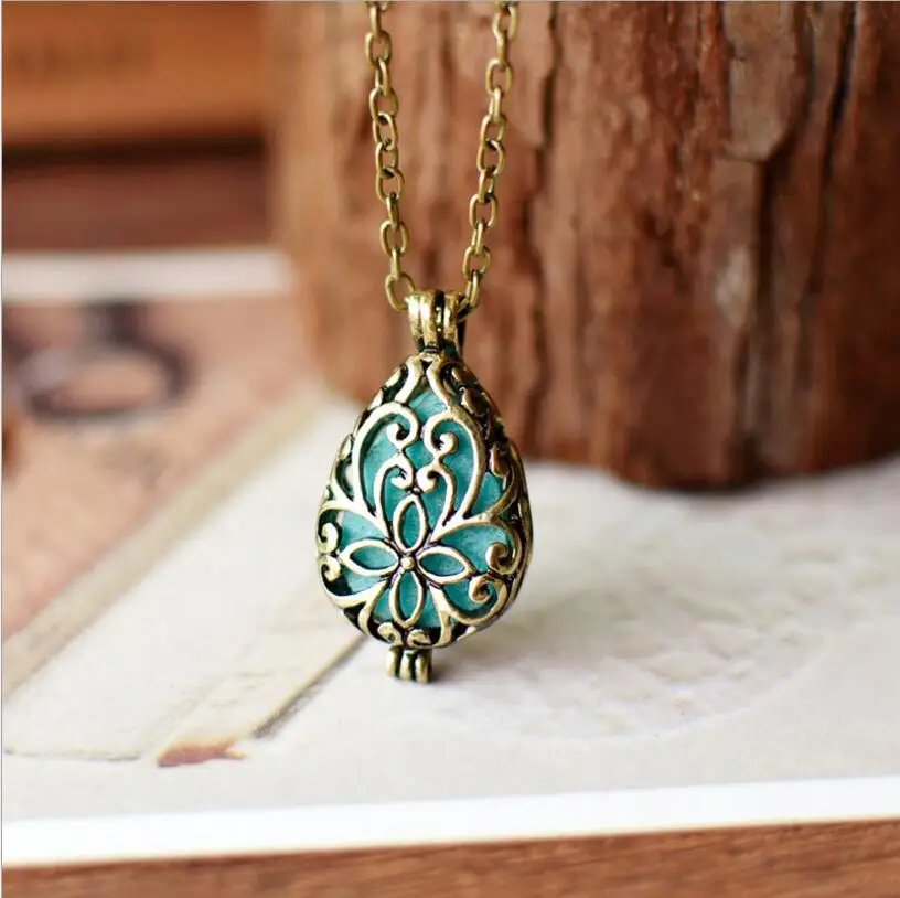 Retro art carved mini aromatherapy essential oil Locket Charms necklace sweater chain can open jewelry wholesale
Retro art carved mini aromatherapy essential oil Locket Charms necklace sweater chain can open jewelry wholesale