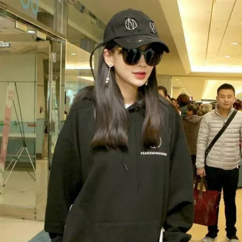The new spring and summer casual Korean star with the same paragraph long hole strap hat hats for men and women couples hats
The new spring and summer casual Korean star with the same paragraph long hole strap hat hats for men and women couples hats