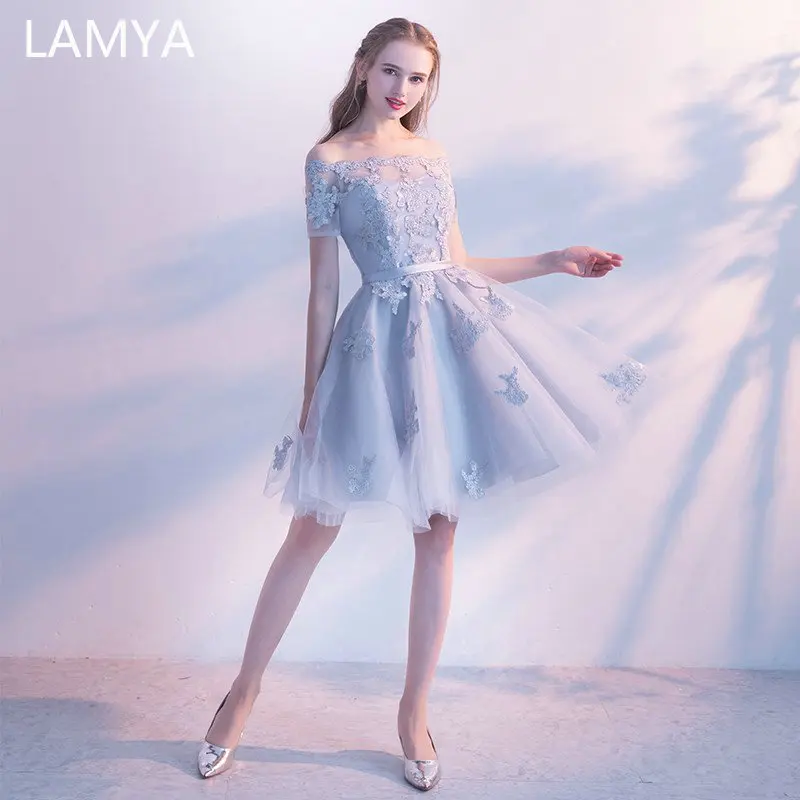 LAMYA Short Lace Sleeve Prom Dresses Boat Neck Evening Party Dress 2019 Elegant Plus Size Formal Gown vestido de festa
LAMYA Short Lace Sleeve Prom Dresses Boat Neck Evening Party Dress 2019 Elegant Plus Size Formal Gown vestido de festa