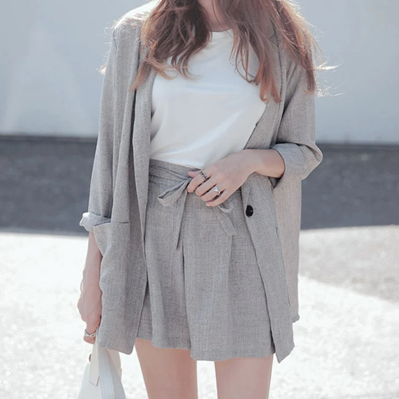 Summer Cotton and Linen Loose Two Pieces Short Set Women Single Button Blazer Outfits Elastic Waist Shorts OL Work Thin Suit Set
Summer Cotton and Linen Loose Two Pieces Short Set Women Single Button Blazer Outfits Elastic Waist Shorts OL Work Thin Suit Set