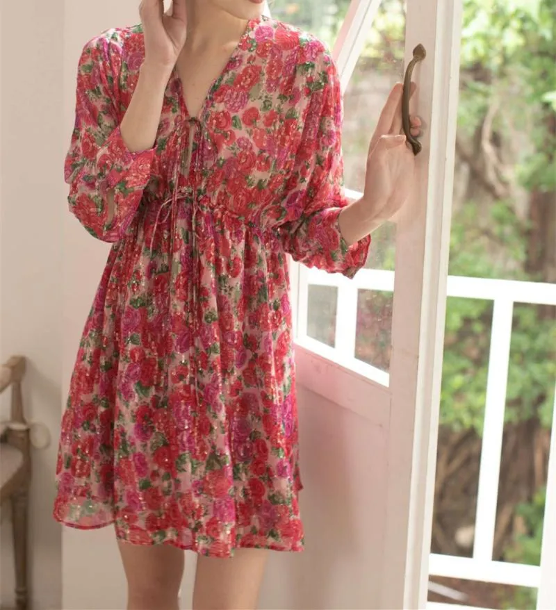 Women Gold Line Rose Flower Print A-Line Mini Dress Short Sleeve V-neck Silk High Waist Dress
Women Gold Line Rose Flower Print A-Line Mini Dress Short Sleeve V-neck Silk High Waist Dress