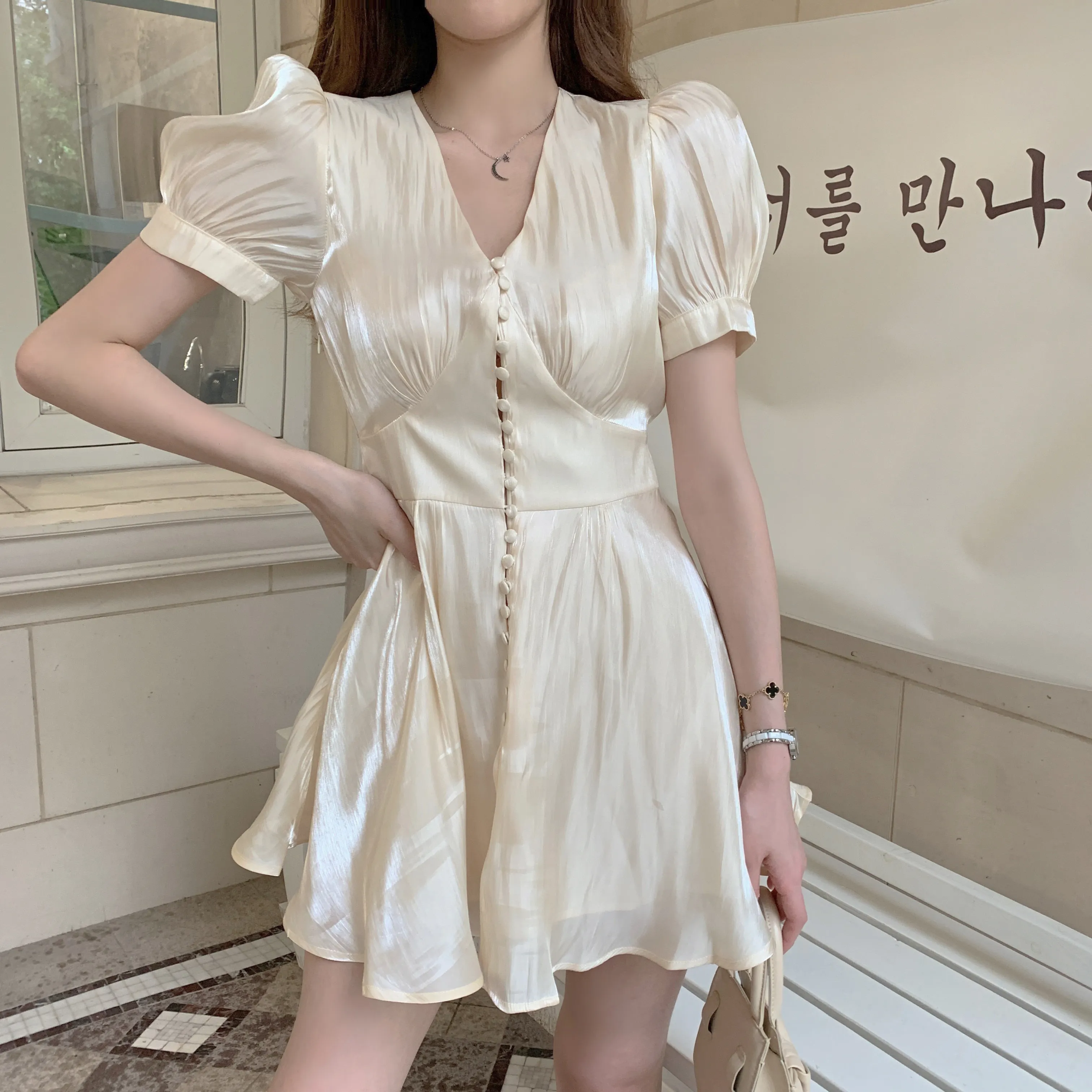 Alien Kitty 2019 New Korean V-neck Sexy Dress Women Vintage Short Sleeve Solid Party Holiday Midi Dresses Femme Vestidos
Alien Kitty 2019 New Korean V-neck Sexy Dress Women Vintage Short Sleeve Solid Party Holiday Midi Dresses Femme Vestidos
