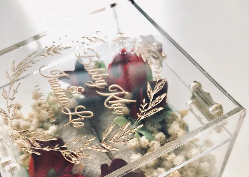 Cocostyles bespoke modern gold engraving acrylic flower ring box for lawn wedding gift
Cocostyles bespoke modern gold engraving acrylic flower ring box for lawn wedding gift