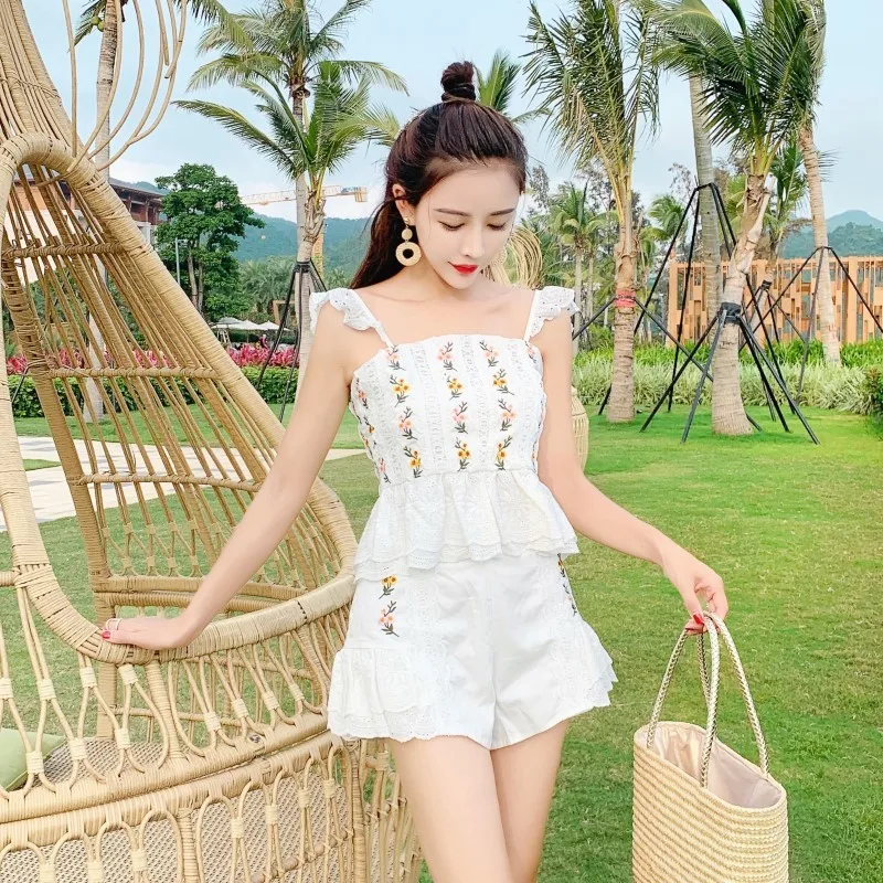 New 2019 Summer Fashion Chic Spaghetti Strap Top And High Waist Shorts Suits Holiday Women Two Piece Set Flowers Embroidery Sets
New 2019 Summer Fashion Chic Spaghetti Strap Top And High Waist Shorts Suits Holiday Women Two Piece Set Flowers Embroidery Sets