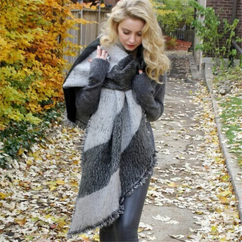 Female scarf shawl autumn raw edge beveled design scarf thick plaid long paragraph warm color matching color scarf
Female scarf shawl autumn raw edge beveled design scarf thick plaid long paragraph warm color matching color scarf