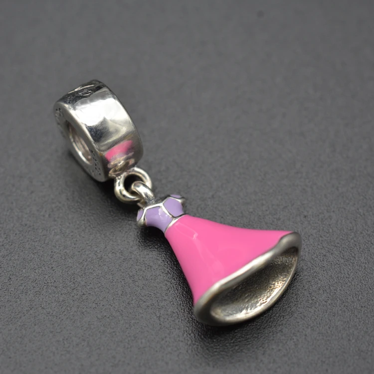 The pink princess skirt with beads made of European and American silver ornaments adopts the process of glue dripping
The pink princess skirt with beads made of European and American silver ornaments adopts the process of glue dripping