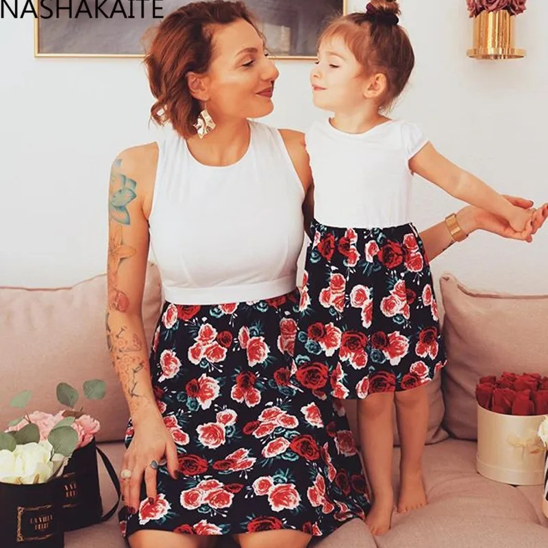 NASHAKAITE Mom and Daughter Dress 2019 Summer Sleeveless Patchwork Flower Mini Dress Vestido mae e filha Family Matching Clothes
NASHAKAITE Mom and Daughter Dress 2019 Summer Sleeveless Patchwork Flower Mini Dress Vestido mae e filha Family Matching Clothes
