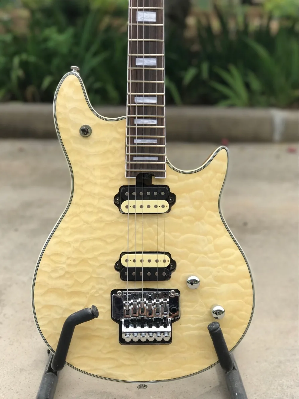 New Top quality electric guitar,handmade 6 stings gitaar.high quality flame naple top guitarra,real photos
New Top quality electric guitar,handmade 6 stings gitaar.high quality flame naple top guitarra,real photos
