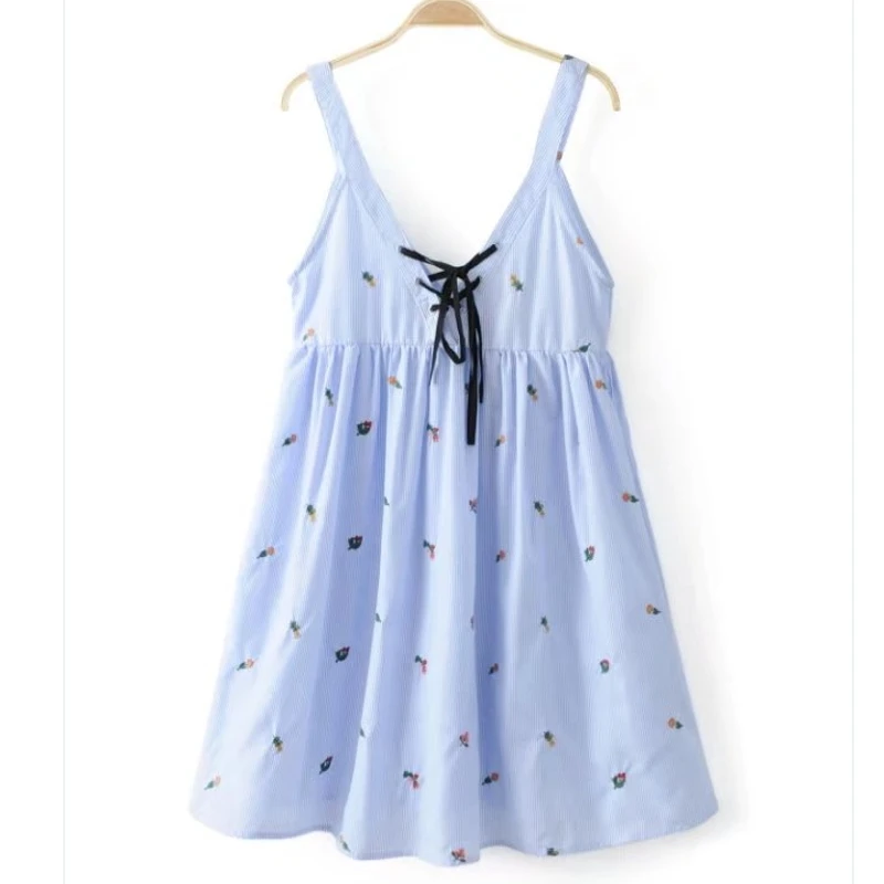 2017 women vintage floral embroidery striped sling mini dres elegant vestidos casual slim bow tied sexy v brand dress DS066
2017 women vintage floral embroidery striped sling mini dres elegant vestidos casual slim bow tied sexy v brand dress DS066