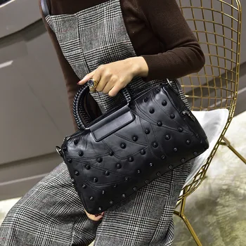 Foofum Brand Genuine Leather Handbag Women Solid Black Rivet Fashion Lady Shoulder Messenger Bag for New 2018 Summer
Foofum Brand Genuine Leather Handbag Women Solid Black Rivet Fashion Lady Shoulder Messenger Bag for New 2018 Summer