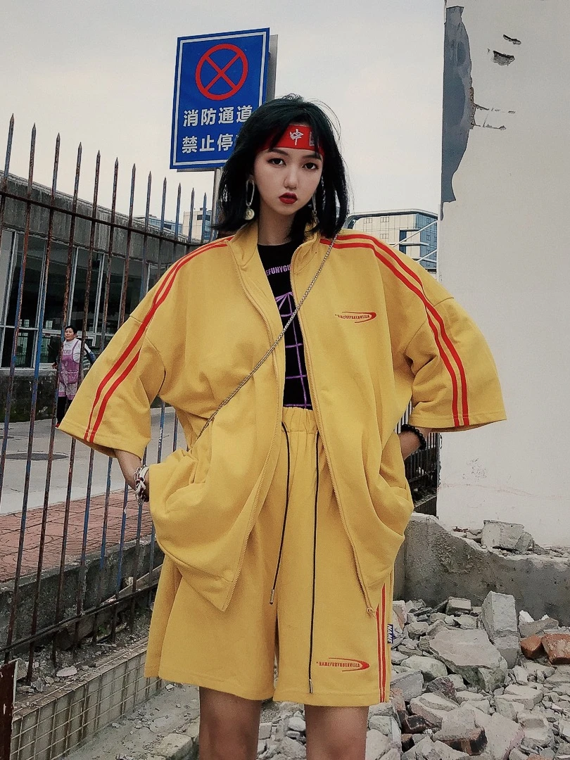 Leisure men and women BF Street Tide Colour Stripe jacket with five-cent trousers cool, handsome and loose two-piece Suite
Leisure men and women BF Street Tide Colour Stripe jacket with five-cent trousers cool, handsome and loose two-piece Suite
