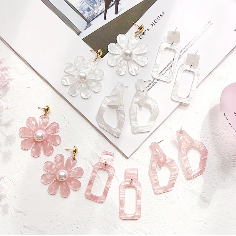 Romantic Pink White Acrylic Drop Earrings For Women Jewelry Big Flower Square Irregular Dangle Earrings Female Statement Gift
Romantic Pink White Acrylic Drop Earrings For Women Jewelry Big Flower Square Irregular Dangle Earrings Female Statement Gift