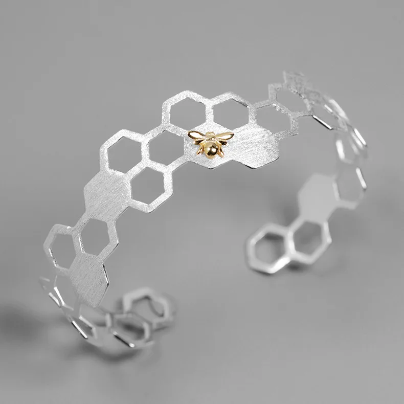 INATURE 925 Sterling Silver Fashion Honeycomb Bee Open Bracelet Women Party Jewelry Gift
INATURE 925 Sterling Silver Fashion Honeycomb Bee Open Bracelet Women Party Jewelry Gift