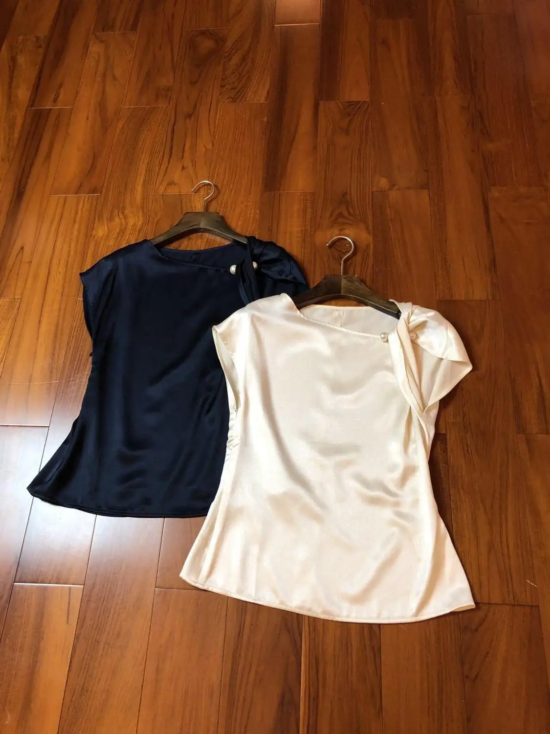 2019 new ladies fashion short-sleeved pearl buckle side knot solid color waist top 0704
2019 new ladies fashion short-sleeved pearl buckle side knot solid color waist top 0704