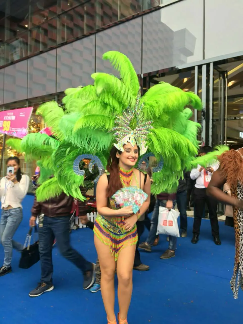 Feather clothing Stage performance catwalk carnival Headdress flower pubs party Men's wear women's clothing
Feather clothing Stage performance catwalk carnival Headdress flower pubs party Men's wear women's clothing