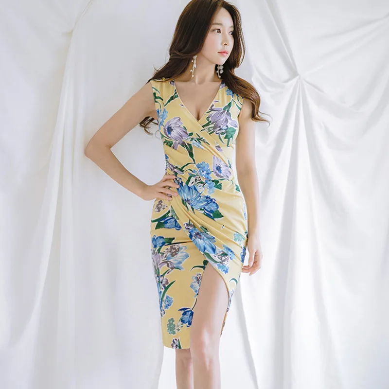 2019 summer new ladies temperament V-neck women's dress pleated slits Slim print bag hip dress
2019 summer new ladies temperament V-neck women's dress pleated slits Slim print bag hip dress
