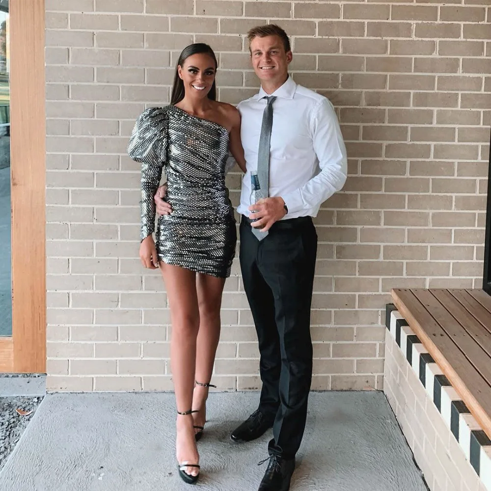 black Sequined One-Shoulder long sleeve Bandage dress 2019 New Arrival Women Vestidos Celebrity evening party bodycon dresses
black Sequined One-Shoulder long sleeve Bandage dress 2019 New Arrival Women Vestidos Celebrity evening party bodycon dresses