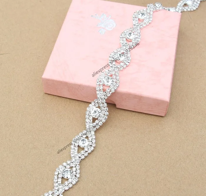 1 yard/pack 1.6cm fashion twist 8-shape clear crystal rhinestone chain bridal wedding dress decoration trims garment accessory
1 yard/pack 1.6cm fashion twist 8-shape clear crystal rhinestone chain bridal wedding dress decoration trims garment accessory