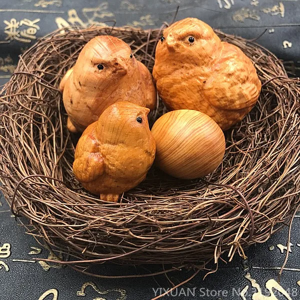 

Thuja chicken hand pieces with carved pieces of a chicken coop nest nest creative woodcarving handicraft ornaments.