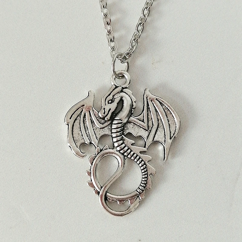 Retro flying dragon necklace simple personality magic dragon pendant sweater chain with accessories alloy necklace gift
Retro flying dragon necklace simple personality magic dragon pendant sweater chain with accessories alloy necklace gift