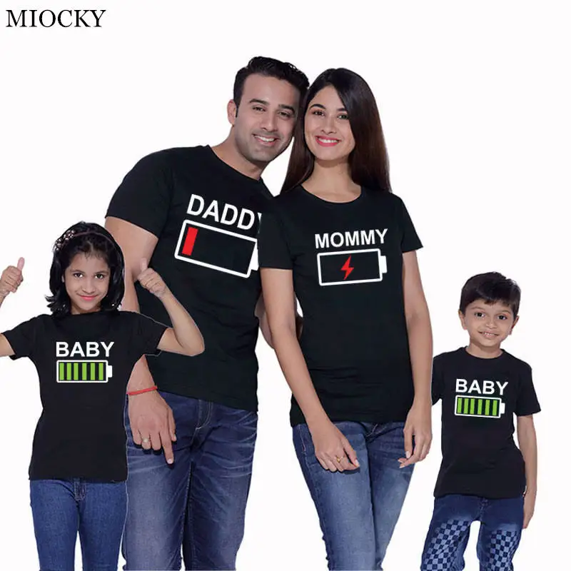 MVUPP-family-look-t-shirt-matching-clothes-novelty-battery-tshirt-for-daddy-mommy-and-daughter-son (1)