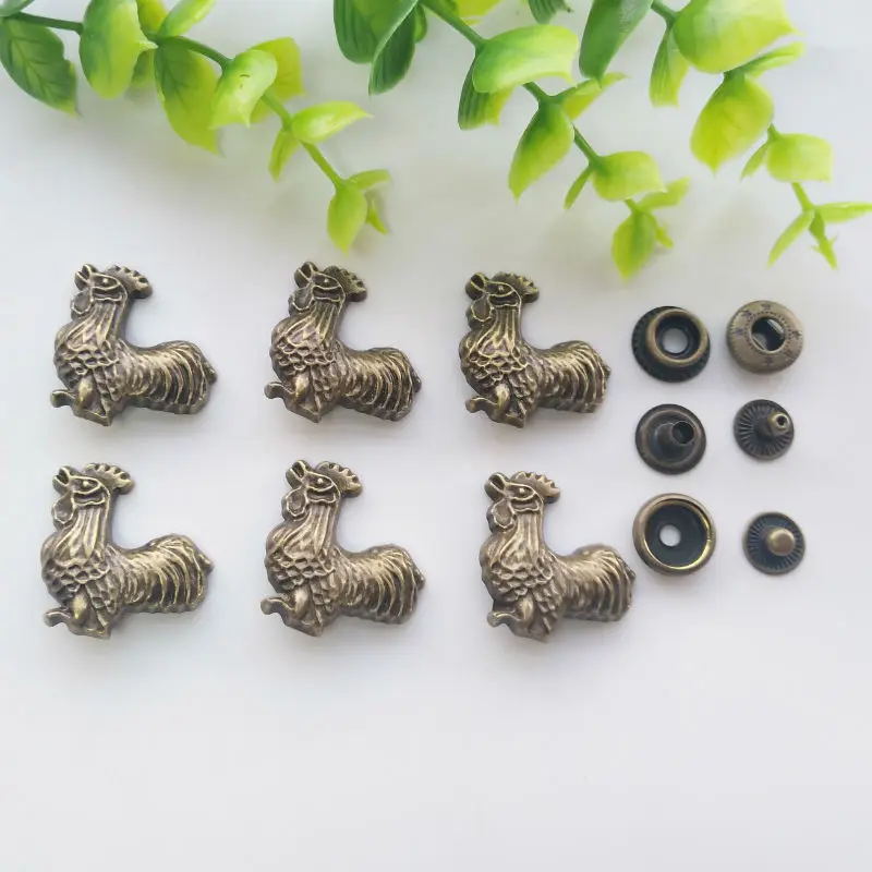 6sets Cock Zinc Alloy Snap Fastener Press Stud Sewing Leather Combined Button Craft For Clothes Garment DIY Decoration 24*27mm
6sets Cock Zinc Alloy Snap Fastener Press Stud Sewing Leather Combined Button Craft For Clothes Garment DIY Decoration 24*27mm