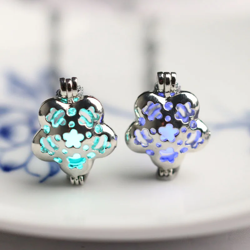 Natural glow-in-the-dark stone pendant hollowed-out silver-plated pendant women's accessories holiday gifts moonstone pendant
Natural glow-in-the-dark stone pendant hollowed-out silver-plated pendant women's accessories holiday gifts moonstone pendant