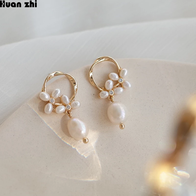 HUANZHI Simple S925 Sterling Silver Pin Metal Gold Copper Plated Irregular Circle Freshwater Pearls Flower Wreath Stud Earrings
HUANZHI Simple S925 Sterling Silver Pin Metal Gold Copper Plated Irregular Circle Freshwater Pearls Flower Wreath Stud Earrings