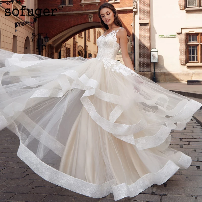Light Champion Appliques Scoop Wedding Dress Lace Up Tiered Robe De Mariee Sofuge Boho Dubai Arabic Abiti Da Sposa
Light Champion Appliques Scoop Wedding Dress Lace Up Tiered Robe De Mariee Sofuge Boho Dubai Arabic Abiti Da Sposa