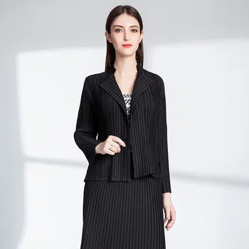 2018 Women Pleated Autumn Winter Fashion New Double-layer Thickening Wrinkles Black Short Length Coat Jacket
2018 Women Pleated Autumn Winter Fashion New Double-layer Thickening Wrinkles Black Short Length Coat Jacket