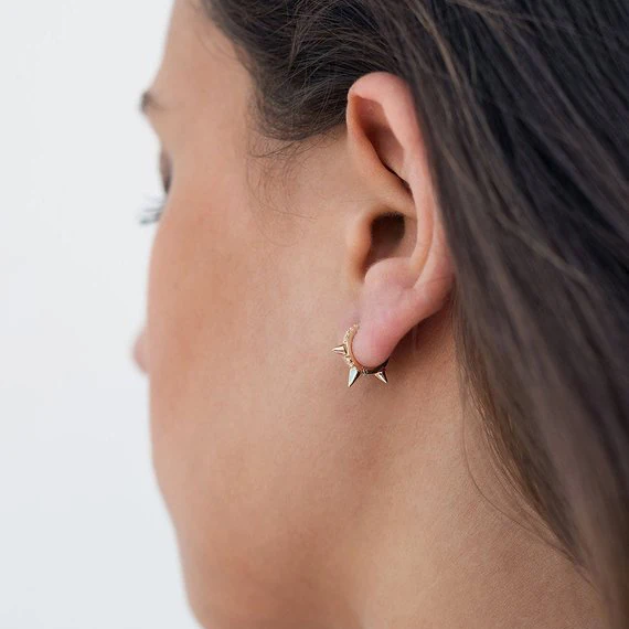 Minimal dainty 2018 new AAA cubic zirconia micro pave setting hoop earrings women's accessories Gold color High quality for ear
Minimal dainty 2018 new AAA cubic zirconia micro pave setting hoop earrings women's accessories Gold color High quality for ear