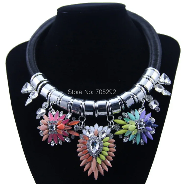 New Fashion Hot Sale Exaggerated Choker Crystal Flowers Pendant Statement Necklace for Women
New Fashion Hot Sale Exaggerated Choker Crystal Flowers Pendant Statement Necklace for Women