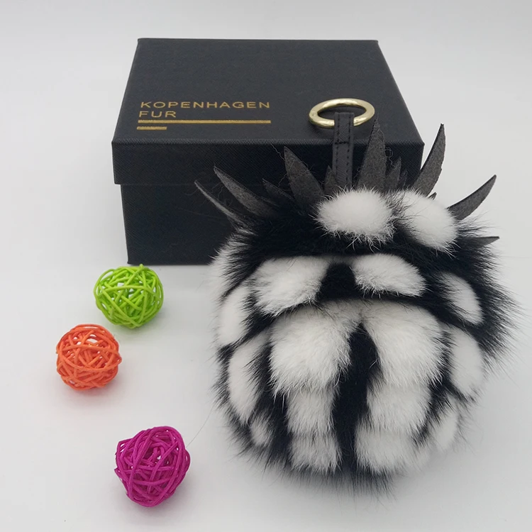 Luxury Fluffy Big 15cm Fox Fur Ball Pompom Keychain Leather Pineapple Key Chains Women Bag Charm Pendant Fur Pompon Key Ring
Luxury Fluffy Big 15cm Fox Fur Ball Pompom Keychain Leather Pineapple Key Chains Women Bag Charm Pendant Fur Pompon Key Ring