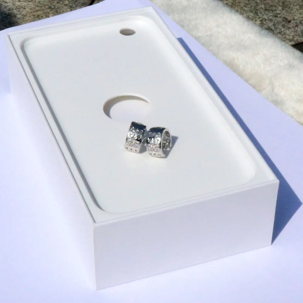 CLASSIC 18 kt White Solid Fine Gold Filled Micro Pave CZ Crystal Petite Huggie Hoop Earrings
CLASSIC 18 kt White Solid Fine Gold Filled Micro Pave CZ Crystal Petite Huggie Hoop Earrings