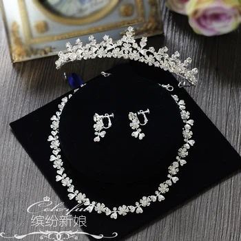 The bride headdress ear high quanlily set Korean wedding jewelry Crown Necklace Earrings three piece wedding ornaments
The bride headdress ear high quanlily set Korean wedding jewelry Crown Necklace Earrings three piece wedding ornaments