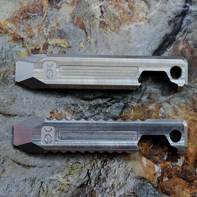 Titanium alloy EDC keychain tool, multi-purpose tool card Scale opener crowbar, can be keychain
Titanium alloy EDC keychain tool, multi-purpose tool card Scale opener crowbar, can be keychain