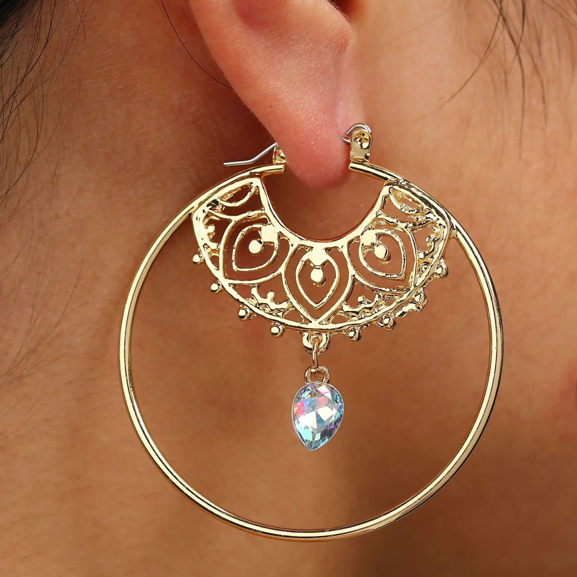 Vintage Ethnic Indian Dreamcatcher Simple Geometric Round Hoops Earrings with Water-drop Pendant Hollowed-out Retro Earrings
Vintage Ethnic Indian Dreamcatcher Simple Geometric Round Hoops Earrings with Water-drop Pendant Hollowed-out Retro Earrings
