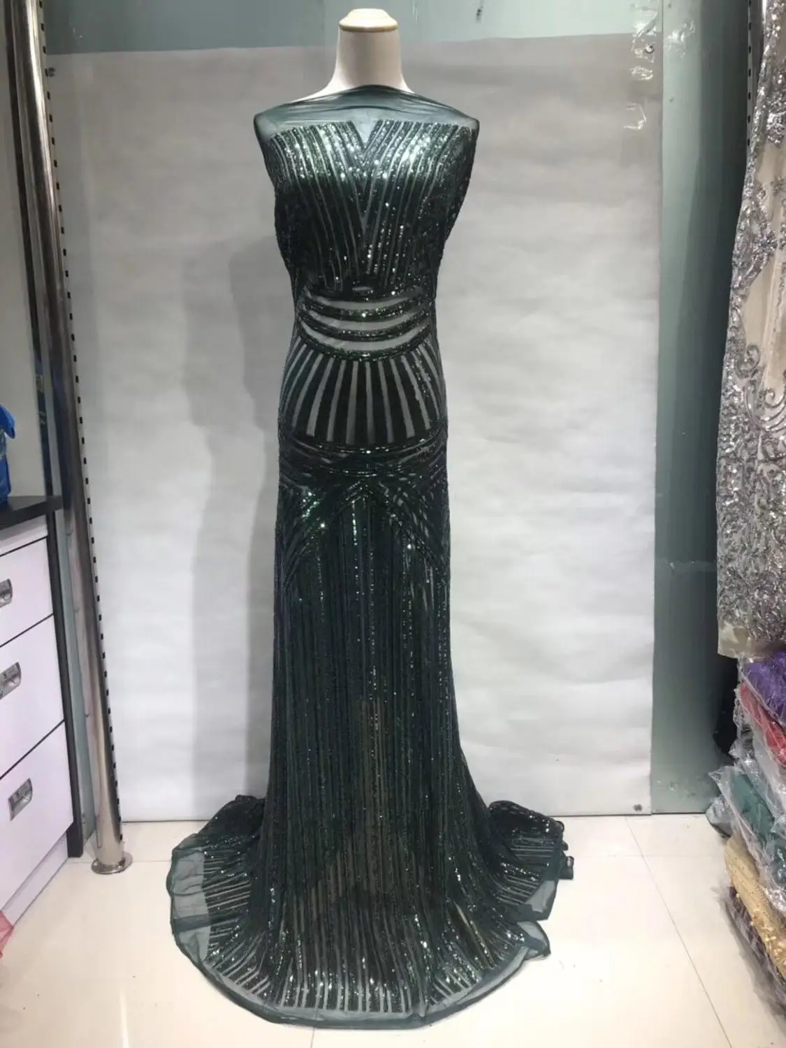 NEW high quality sequined lace fabric of lacy fabric with Emerald green Latin clothing net lace fabric with Sequins for party
NEW high quality sequined lace fabric of lacy fabric with Emerald green Latin clothing net lace fabric with Sequins for party
