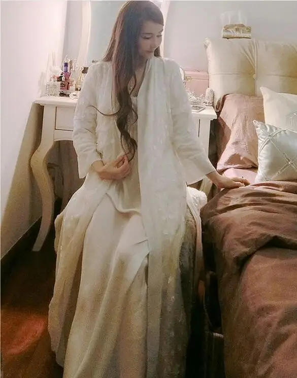 New Winter Women's White Long Nightgown Sleepwear Royal Silk Fleece Lined Warm Robe Princess Nightshirt
New Winter Women's White Long Nightgown Sleepwear Royal Silk Fleece Lined Warm Robe Princess Nightshirt