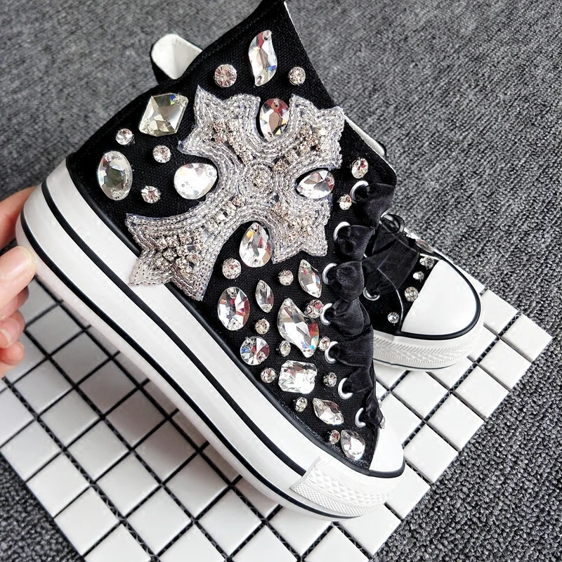 2018European handmade custom Crowe heart gem rhinestone canvas shoes high shoes thicker inside the 6CM casual shoes.
2018European handmade custom Crowe heart gem rhinestone canvas shoes high shoes thicker inside the 6CM casual shoes.