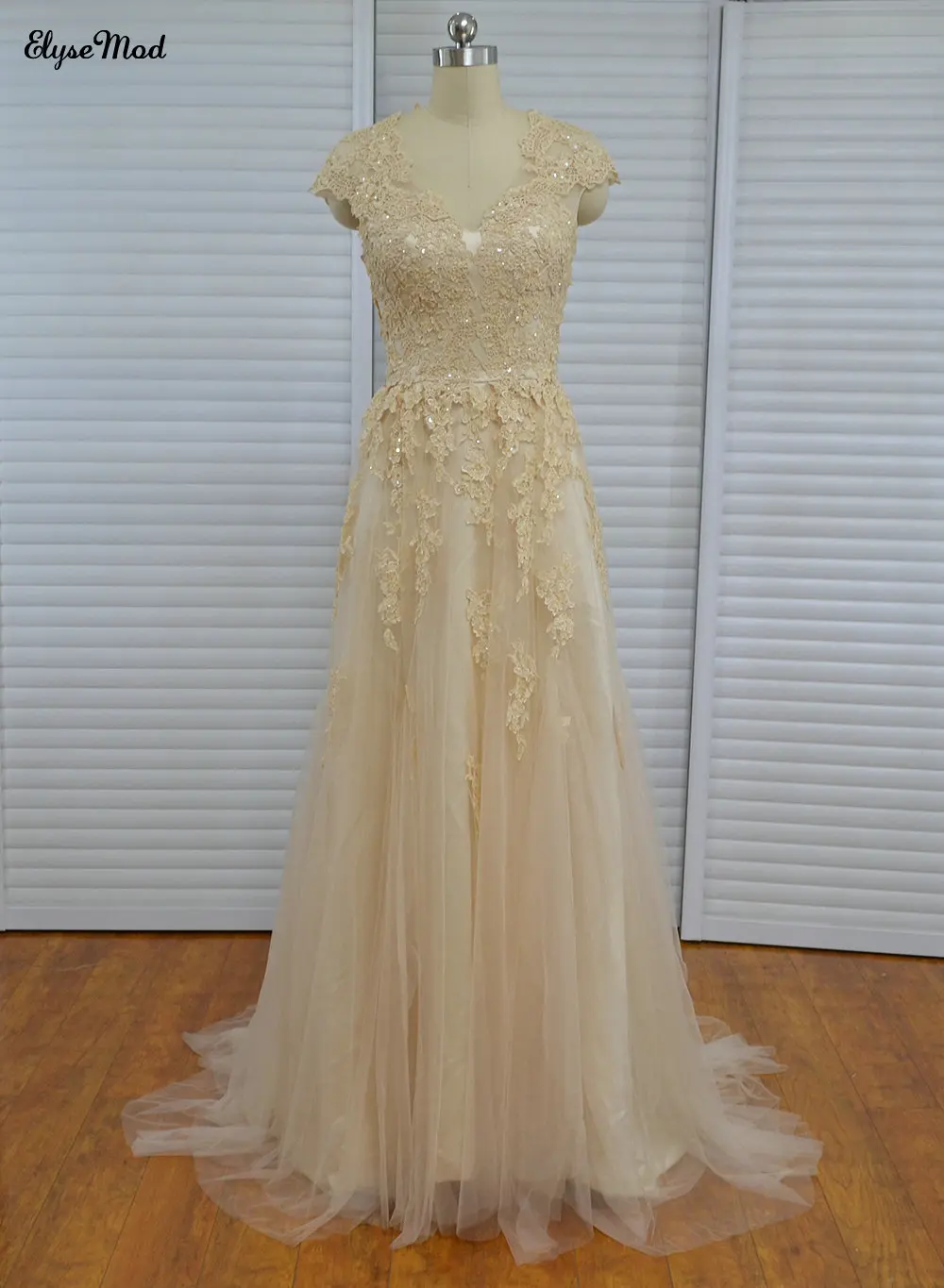 New Lace Bridal Gown White Ivory Short Sleeves Wedding Dress Custom Champagne Wedding Gown Bridal Dresses 2018
New Lace Bridal Gown White Ivory Short Sleeves Wedding Dress Custom Champagne Wedding Gown Bridal Dresses 2018