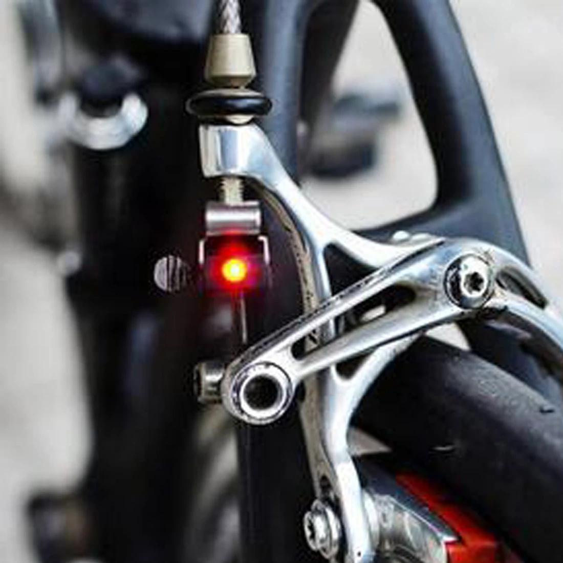 Hot Sell Portable Mini Brake Bike Light Mount Tail Rear Bicycle Light Cycling LED Light High Brightness Waterproof red LED lamp
Hot Sell Portable Mini Brake Bike Light Mount Tail Rear Bicycle Light Cycling LED Light High Brightness Waterproof red LED lamp