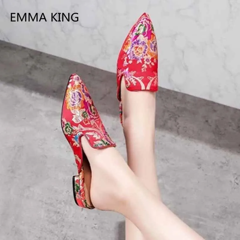2019 Runway New Embroidered Women Slippers Ethnic Style Pointed Toe Mules Shoes Luxury Silk Satin Spring Casual Flats Slippers
2019 Runway New Embroidered Women Slippers Ethnic Style Pointed Toe Mules Shoes Luxury Silk Satin Spring Casual Flats Slippers