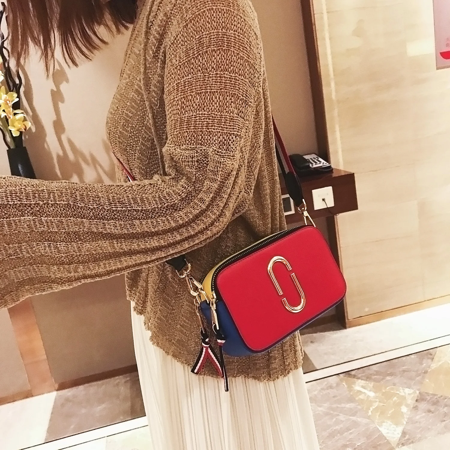Female bag brand Broadway Messenger bag female star with bag broadband ladies small bag wholesale designer brand package handbag
Female bag brand Broadway Messenger bag female star with bag broadband ladies small bag wholesale designer brand package handbag