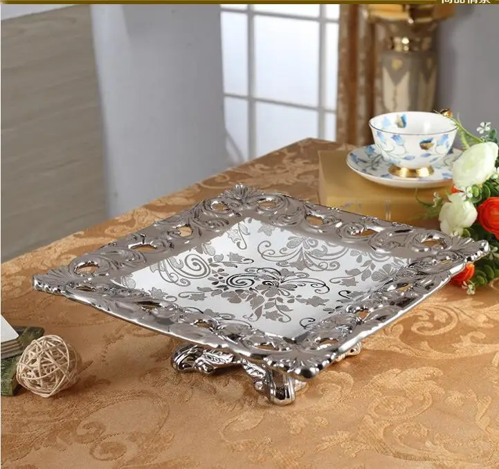 European ceramic fruit plate candy dish with a retro style fashion creative new fruit bowl.
European ceramic fruit plate candy dish with a retro style fashion creative new fruit bowl.