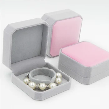 New Design 9x9x4cm Gray Pink Velvet Gift Boxes For Charm Bracelet 12Pcs/lot High Quality Jewelry Velvet Bracelet Case H2301
New Design 9x9x4cm Gray Pink Velvet Gift Boxes For Charm Bracelet 12Pcs/lot High Quality Jewelry Velvet Bracelet Case H2301