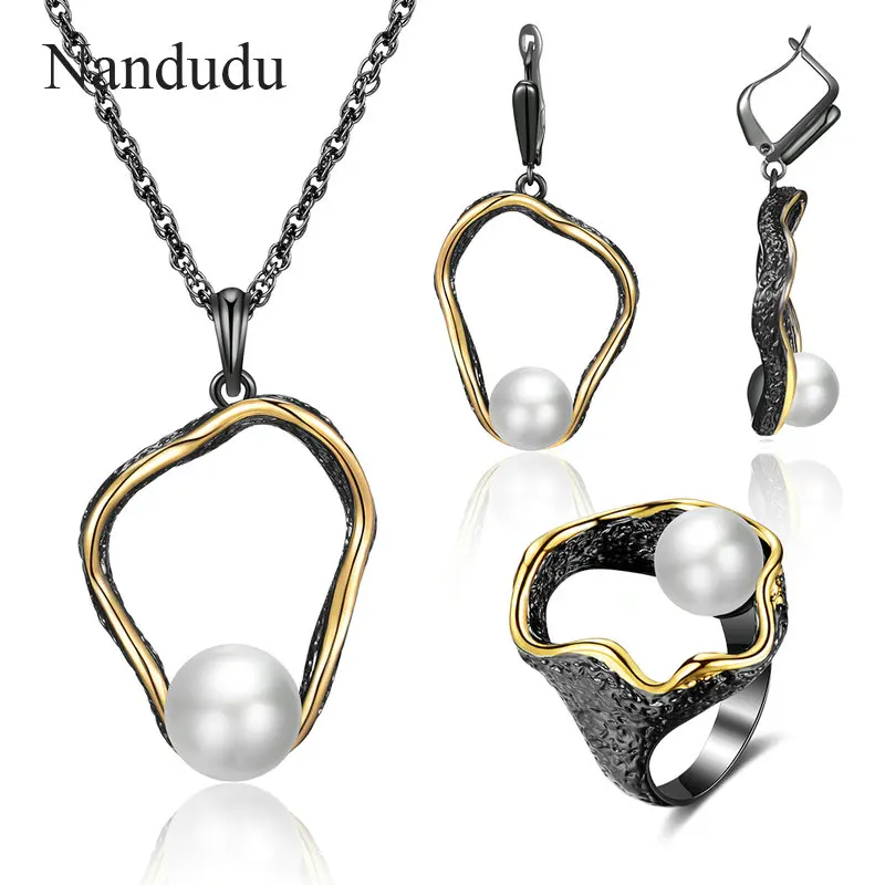 Nandudu Retro Black Jewelry Sets Hollow Ring Necklace Earrings Pearl Jewelry Sets Embellish Gold Wire Vintage Jewelry Gift
Nandudu Retro Black Jewelry Sets Hollow Ring Necklace Earrings Pearl Jewelry Sets Embellish Gold Wire Vintage Jewelry Gift