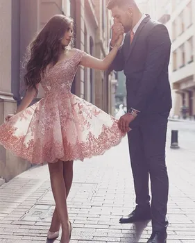 2020 Homecoming Dresses A-line Off The Shoulder Knee Length Tulle Appliques Lace Elegant Cocktail Dresses
2020 Homecoming Dresses A-line Off The Shoulder Knee Length Tulle Appliques Lace Elegant Cocktail Dresses